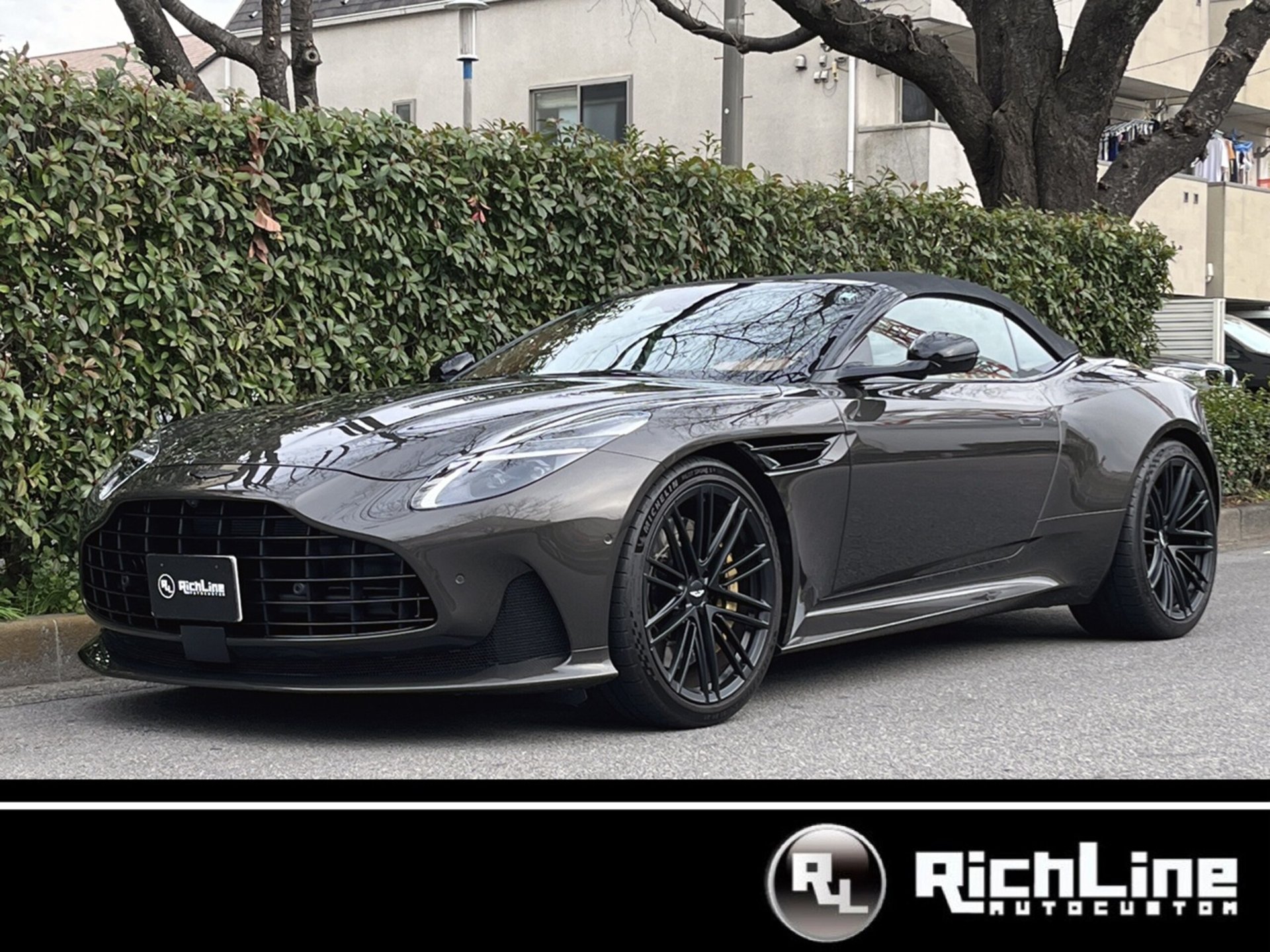 ASTON MARTIN DB12 VOLANTE - View 1