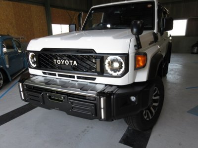 TOYOTA LAND CRUISER 70 - 9