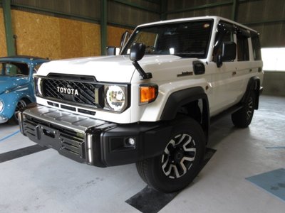 TOYOTA LAND CRUISER 70 - 8