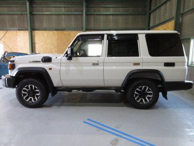 TOYOTA LAND CRUISER 70 - 6