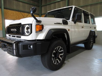 TOYOTA LAND CRUISER 70 - 5