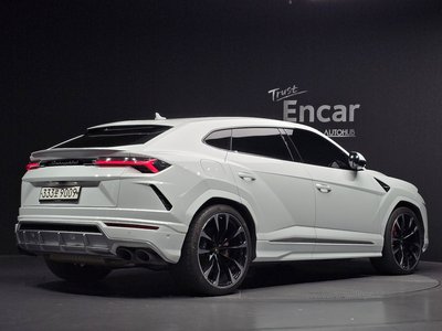 LAMBORGHINI URUS - 4