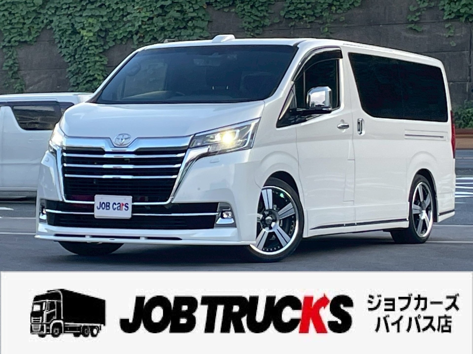 TOYOTA GRAND ACE - View 1