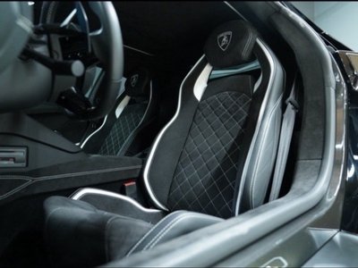 LAMBORGHINI AVENTADOR - 8