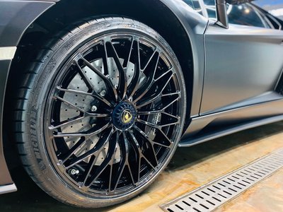 LAMBORGHINI AVENTADOR - 4