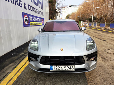 PORSCHE MACAN - 1