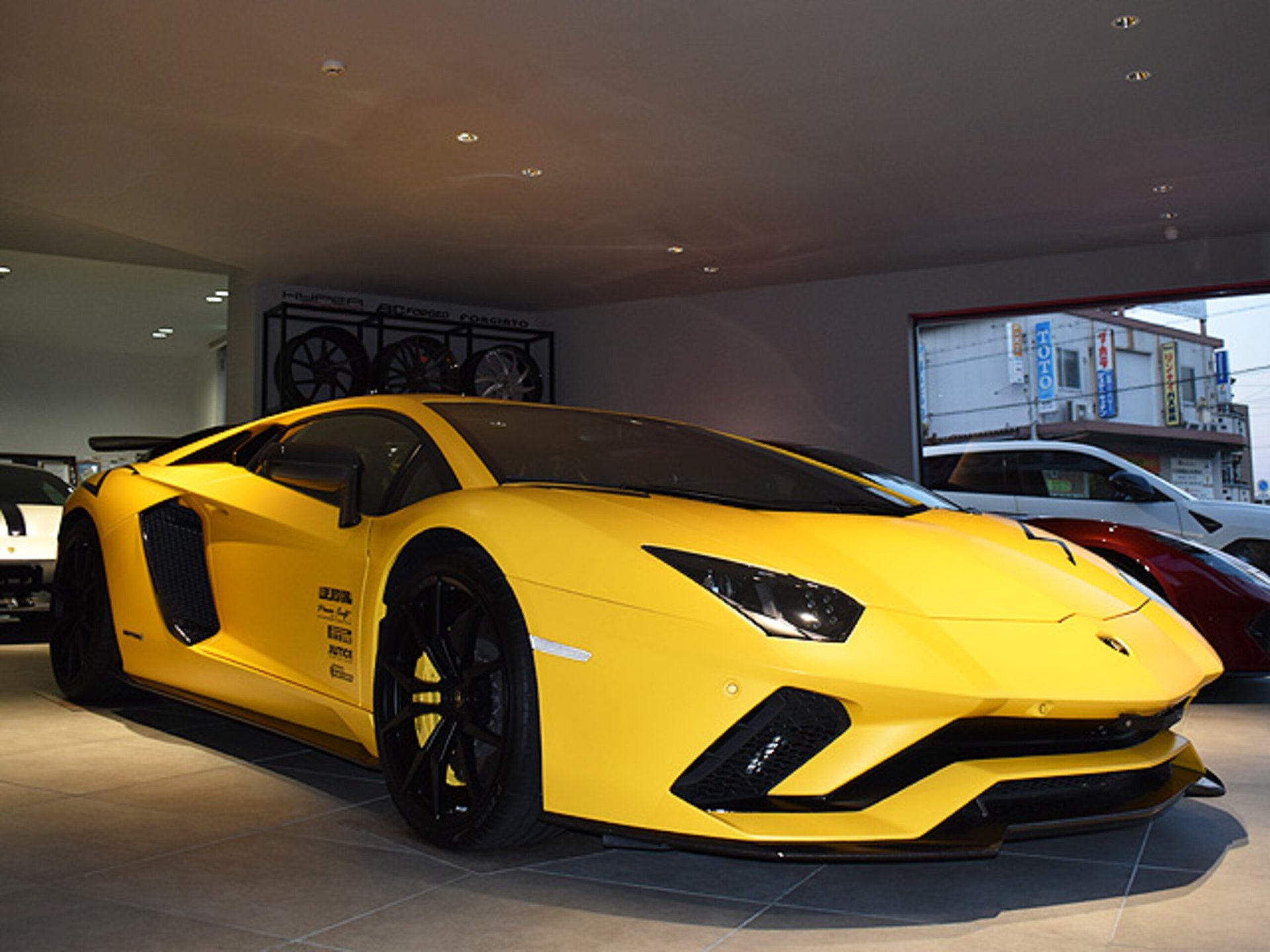 LAMBORGHINI AVENTADOR - View 1