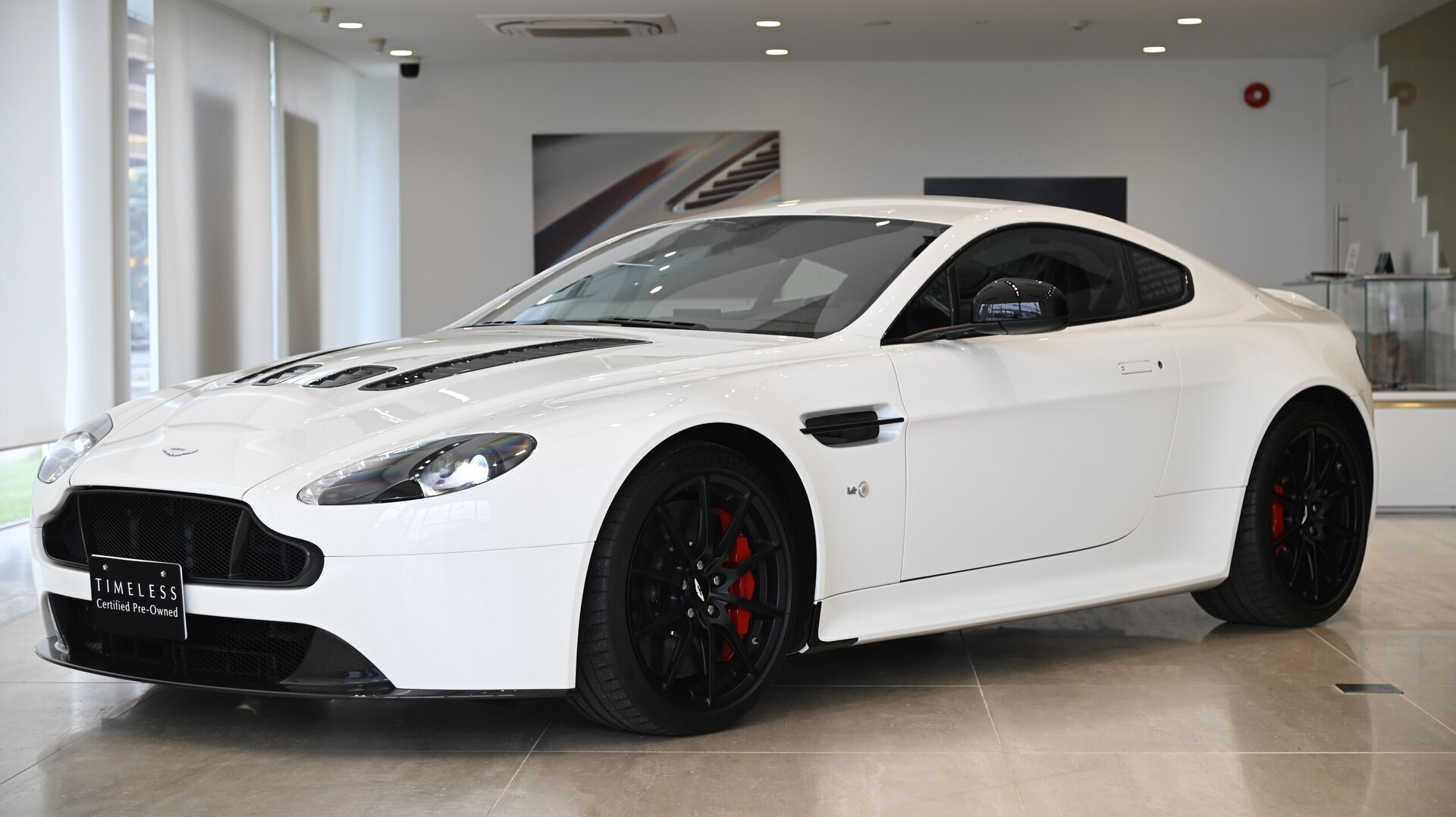 ASTON MARTIN V12 VANTAGE - View 1