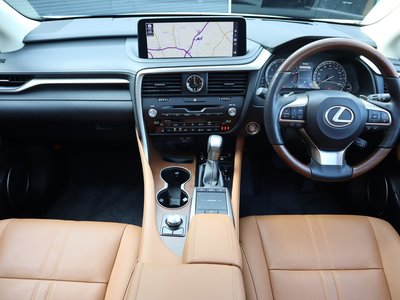 صورة 8 لـ 2021 Lexus RX