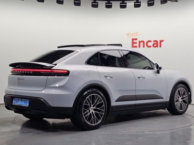 PORSCHE MACAN - 4