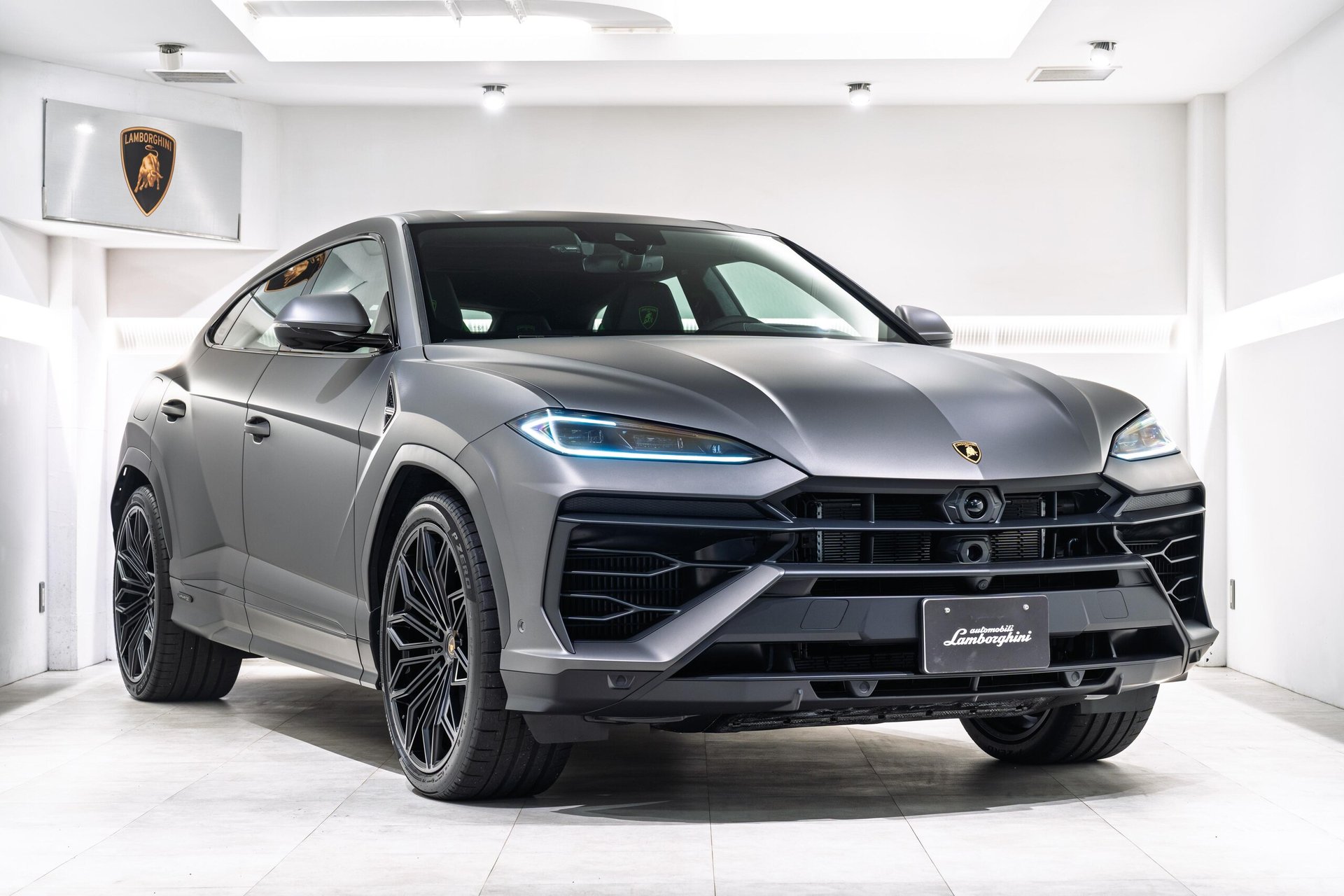 LAMBORGHINI URUS - View 1