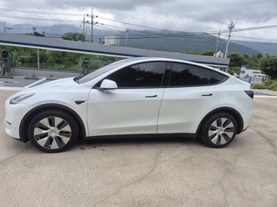TESLA MODEL Y - 4