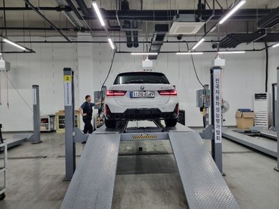 2025 BMW 3 SERIES photo 3