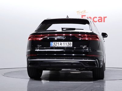 AUDI Q8 - 3