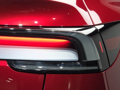 2025 Tesla MODEL Y — фото 10