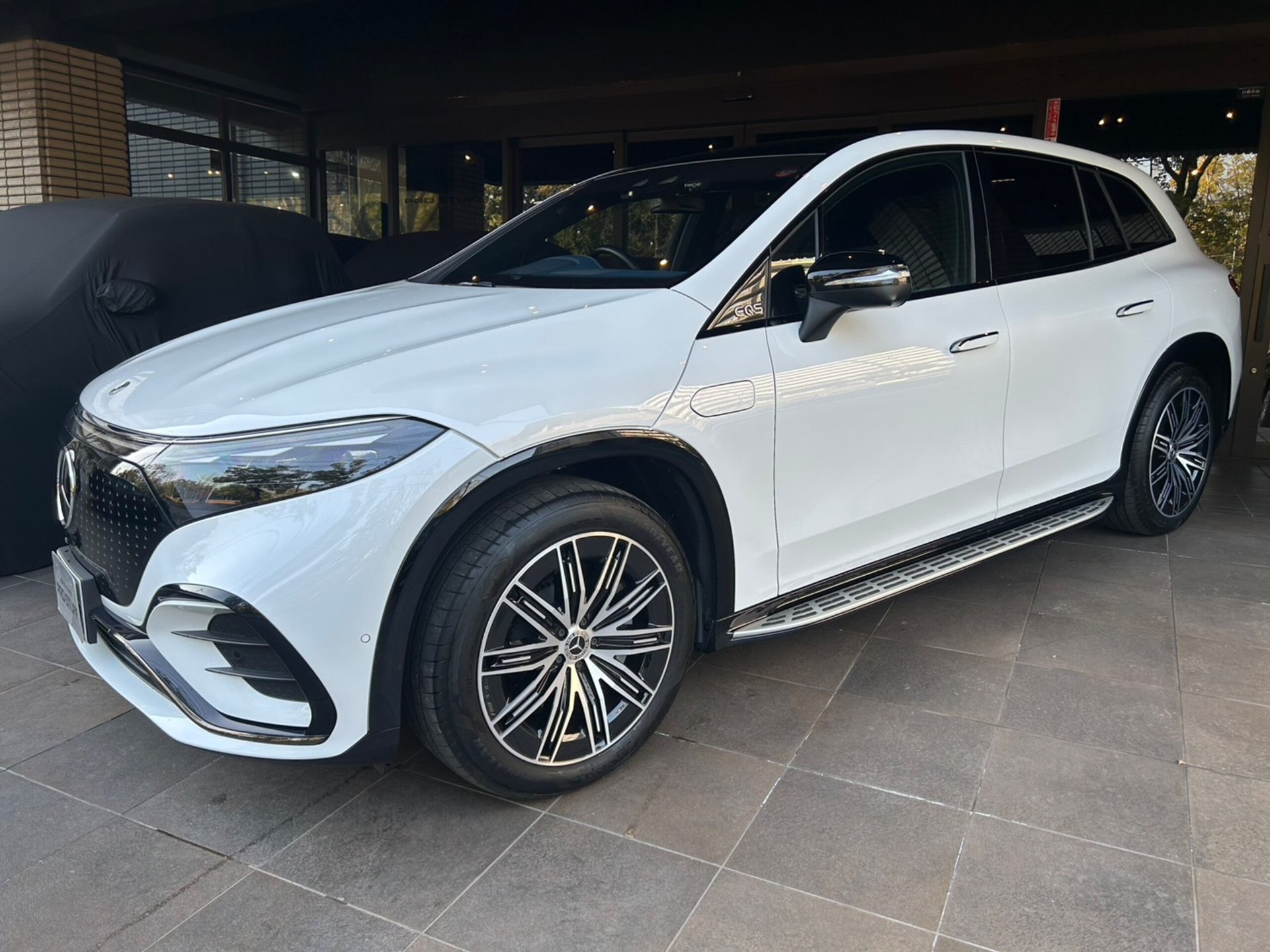 MERCEDES-BENZ EQS SUV - View 1