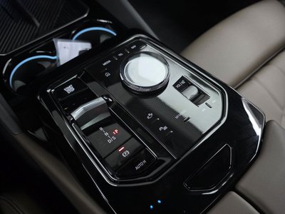 2025 BMW 5 SERIES 缩略图 11