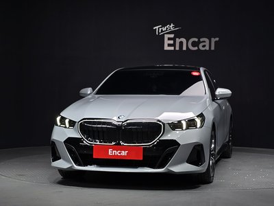 2025 BMW 5 SERIES 照片 2