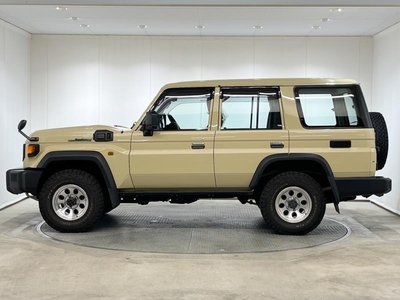 TOYOTA LAND CRUISER 70 - 4