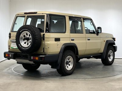 TOYOTA LAND CRUISER 70 - 6