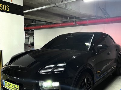 PORSCHE MACAN - 1