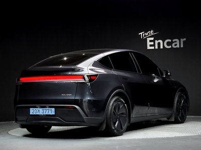 TESLA MODEL Y - 4