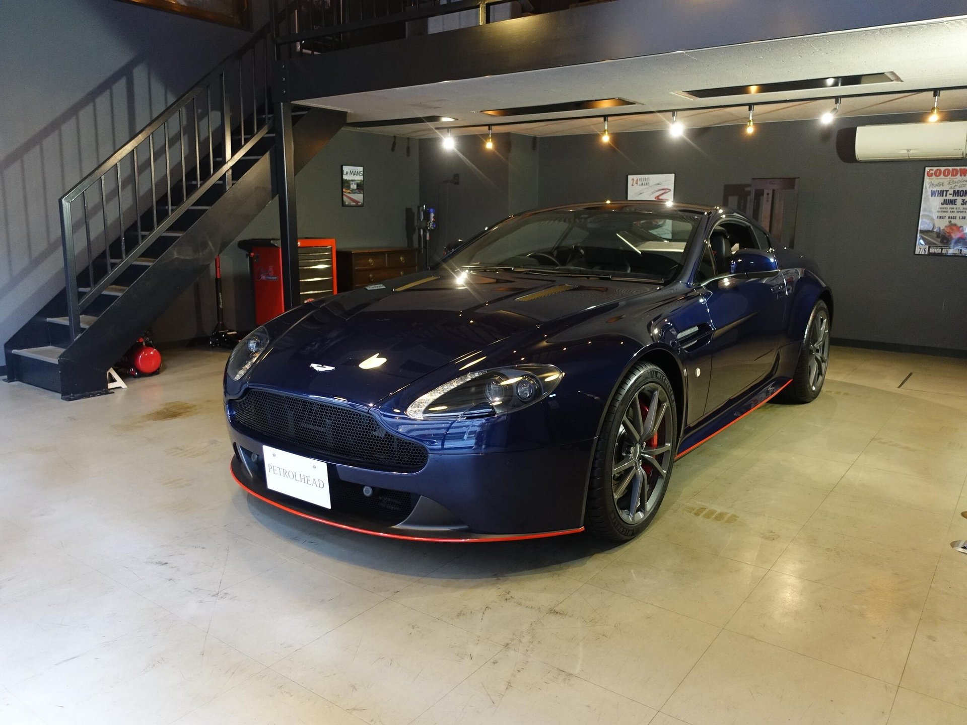 ASTON MARTIN V8 - View 1