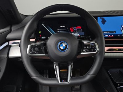 2025 BMW 5 SERIES thumbnail 19