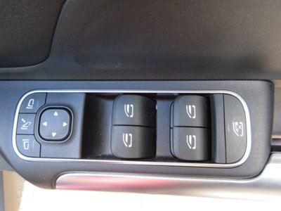 MERCEDES-BENZ GLA - 10