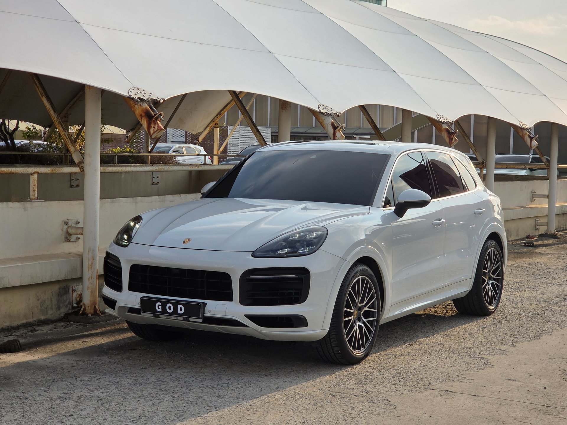 PORSCHE CAYENNE - View 1