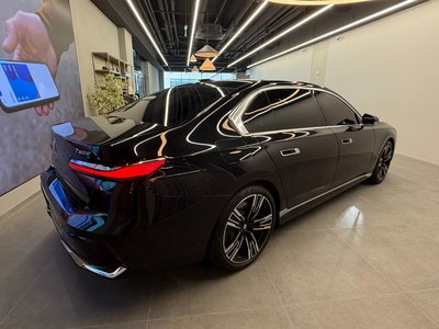 2025 BMW 7 SERIES photo 3