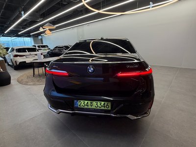 2025 BMW 7 SERIES photo 2