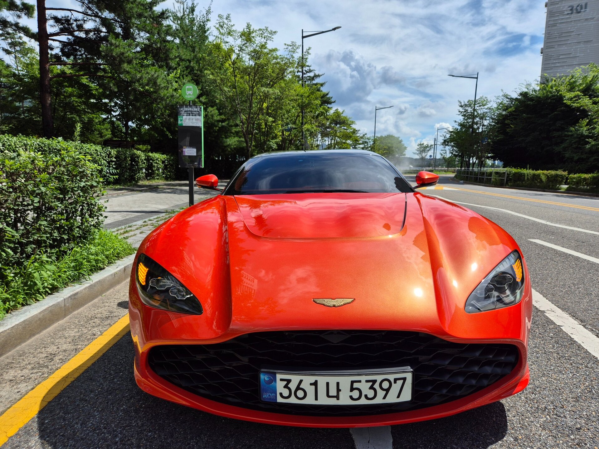 ASTON MARTIN DBS - View 1