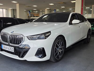 2026 BMW 5 SERIES photo 1