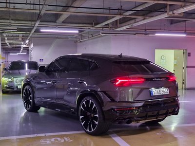 2024 Lamborghini URUS photo 6