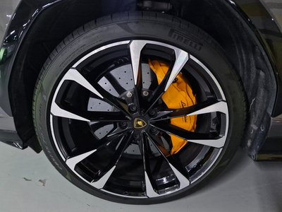 2024 Lamborghini URUS photo 4