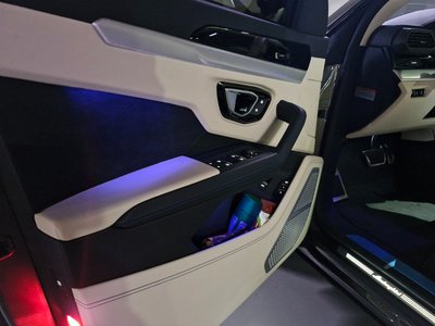 2024 Lamborghini URUS photo 8
