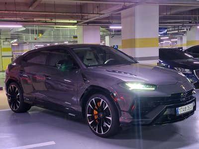 2024 Lamborghini URUS photo 2