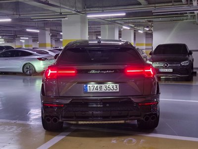 2024 Lamborghini URUS photo 3