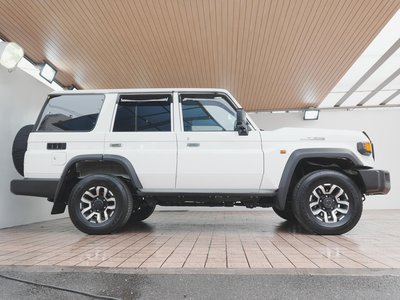 TOYOTA LAND CRUISER 70 - 7