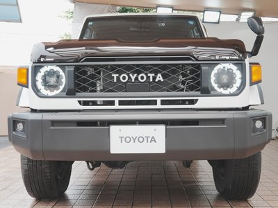 TOYOTA LAND CRUISER 70 - 9