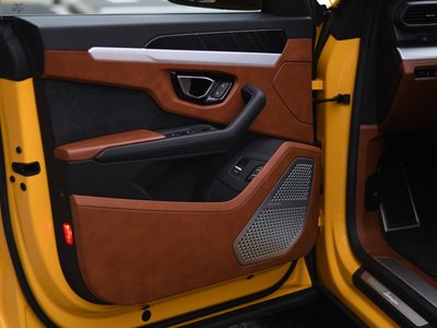 LAMBORGHINI URUS - 7