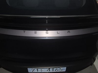 TESLA MODEL Y - 3