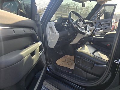 LAND ROVER DEFENDER - 8