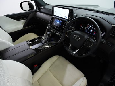 صورة 9 لـ 2024 Lexus LX