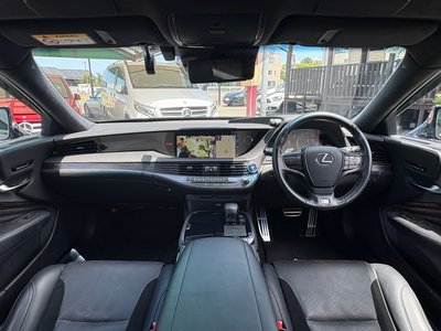 2017 Lexus LS — миниатюра 12