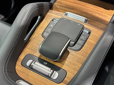 2025 Mercedes-BENZ GLE — миниатюра 30