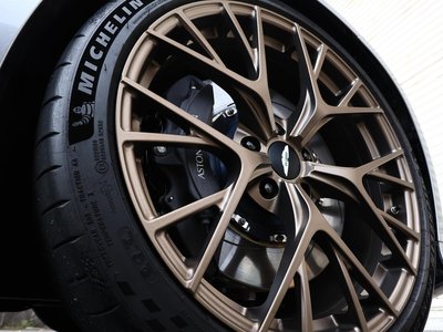 ASTON MARTIN DB12 - 9