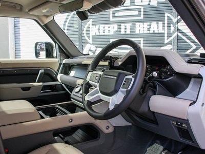 LAND ROVER DEFENDER - 10