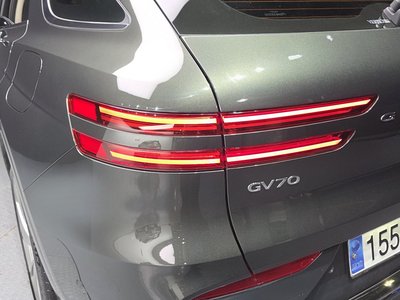 صورة 10 لـ 2024 Genesis GV70